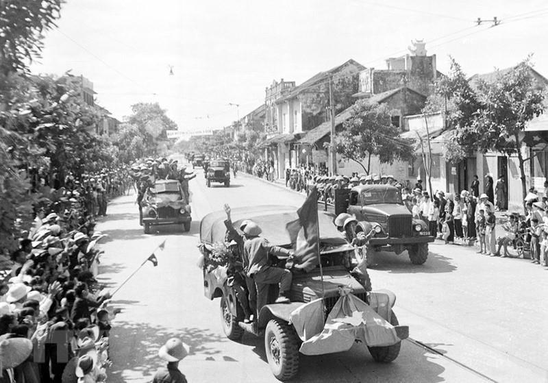 Các đơn vị cơ giới của Đại đoàn 308 tiến vào Thủ đô trên đường Kim Mã, sáng 10/10/1954. (Ảnh: Tư liệu TTXVN)