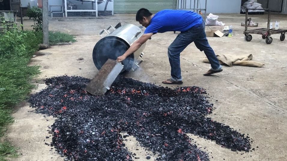 Làm than sinh học (biochar) từ vỏ quả ca-cao.