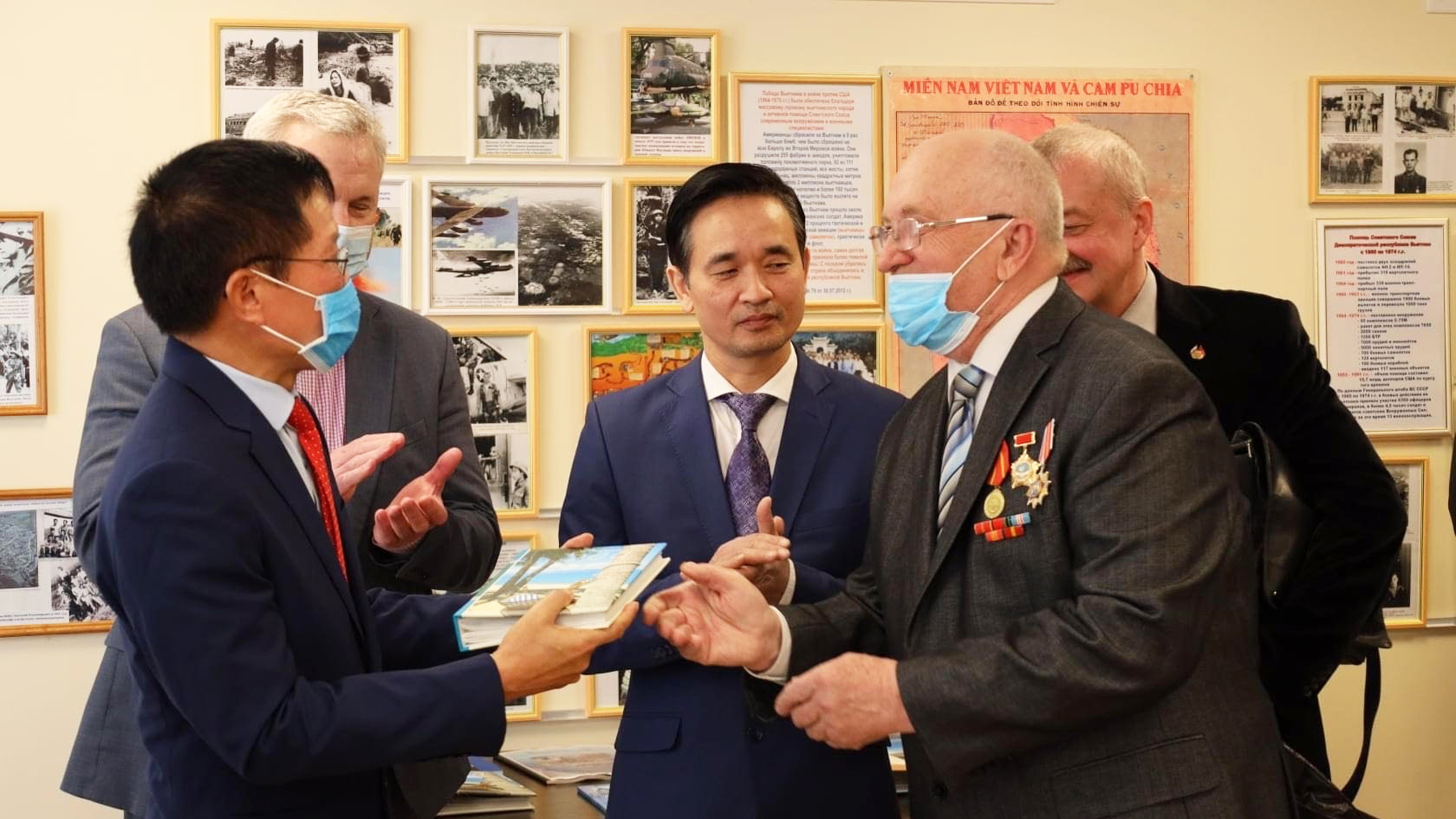 Ông Lê Thành Độ (giữa) tiếp đoàn cựu chiến binh vùng Ural thăm phòng trưng bày. (Ảnh: Hội người Việt Nam tại tỉnh Sverdlovsk)