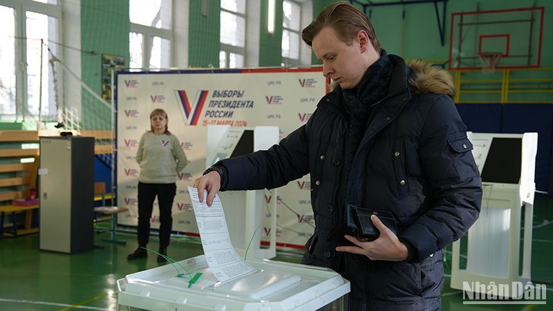 Người dân Moskva bỏ phiếu trực tiếp tại điểm bỏ phiếu 2170. (Ảnh: Xuân Hưng)