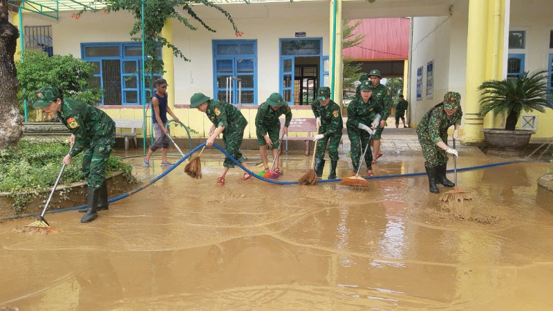 Bộ đội Biên phòng Quảng Bình giúp Trường trung học cơ sở Phong Thủy, huyện Lệ Thủy dọn vệ sinh trường lớp.