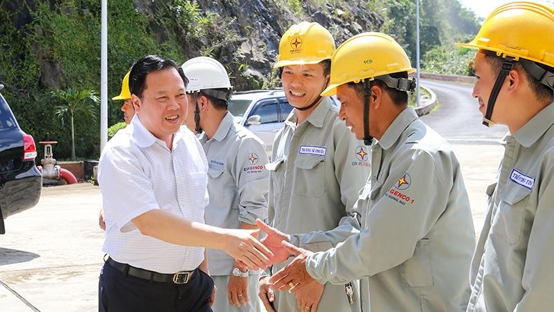 Chủ tịch Ủy ban Quản lý vốn nhà nước tại doanh nghiệp Nguyễn Hoàng Anh kiểm tra tiến độ dự án thuộc Tập đoàn Điện lực Việt Nam. Ảnh: Kỳ Duyên