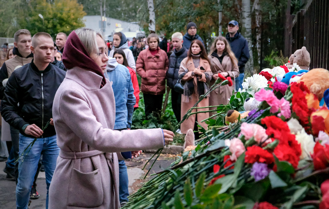 Người dân đặt hoa tưởng niệm các nạn nhân vụ xả súng tại trường học số 88 ở Izhevsk khiến 19 người chết, 23 người bị thương. Ảnh: TASS