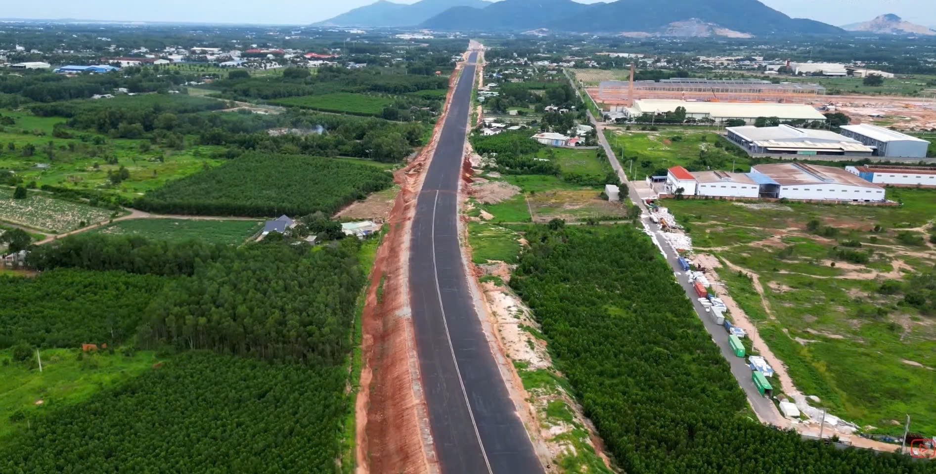 Dự án thành phần 3 cao tốc Biên Hòa-Vũng Tàu (đoạn qua tỉnh Bà Rịa-Vũng Tàu) đang được thi công nước rút. Ảnh: VŨ TÂN