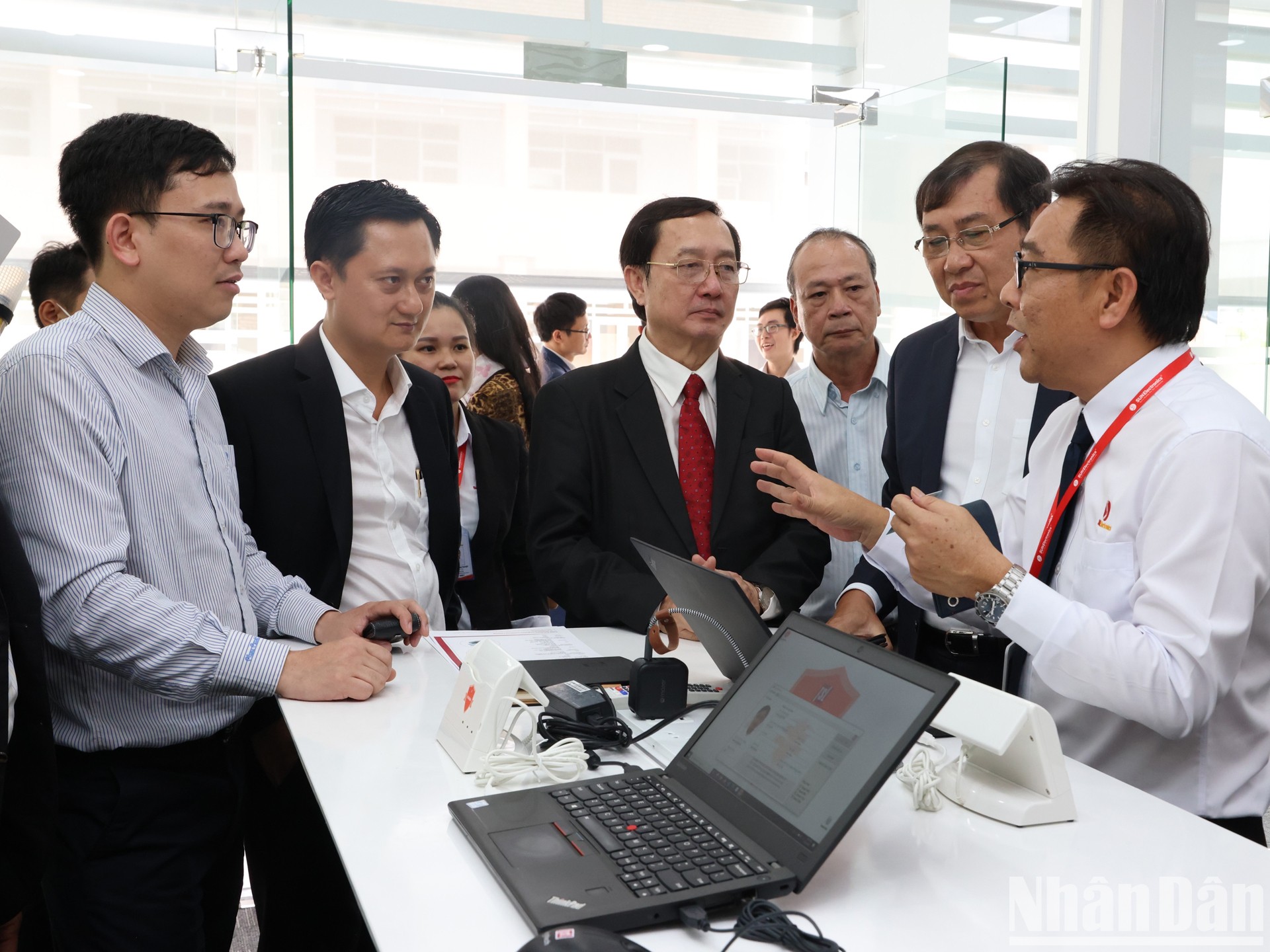 Các đại biểu thăm Trung tâm Điện tử và Vi mạch bán dẫn (ESC).