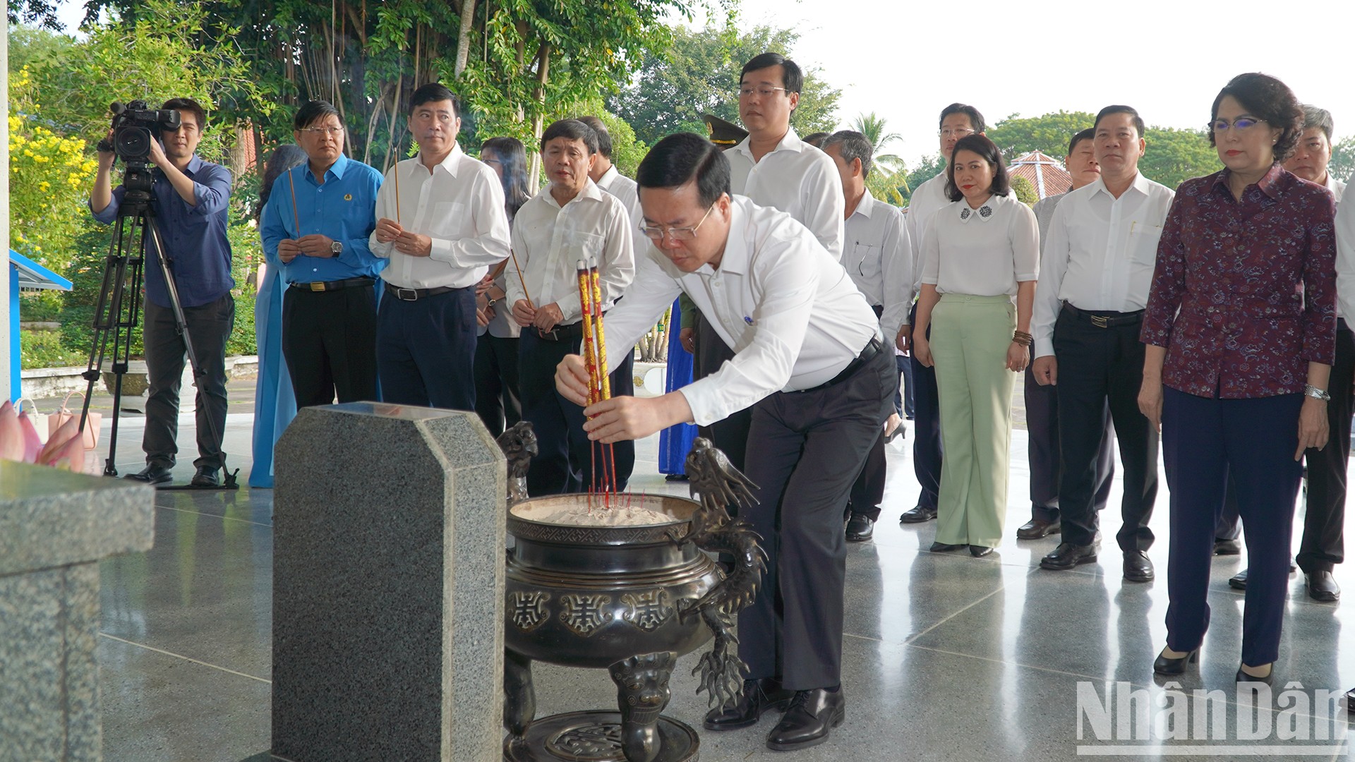 Chủ tịch nước Võ Văn Thưởng dâng hương tại mộ Cụ Phó bảng Nguyễn Sinh Sắc. (Ảnh: HỮU NGHĨA)