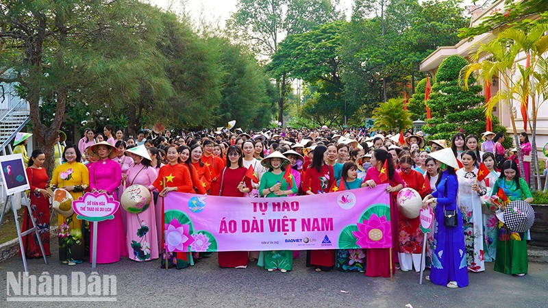 5.500 phụ nữ Đồng Tháp ở Khu di tích Nguyễn Sinh Sắc, chuẩn bị diễu hành. (Ảnh: HỮU NGHĨA)