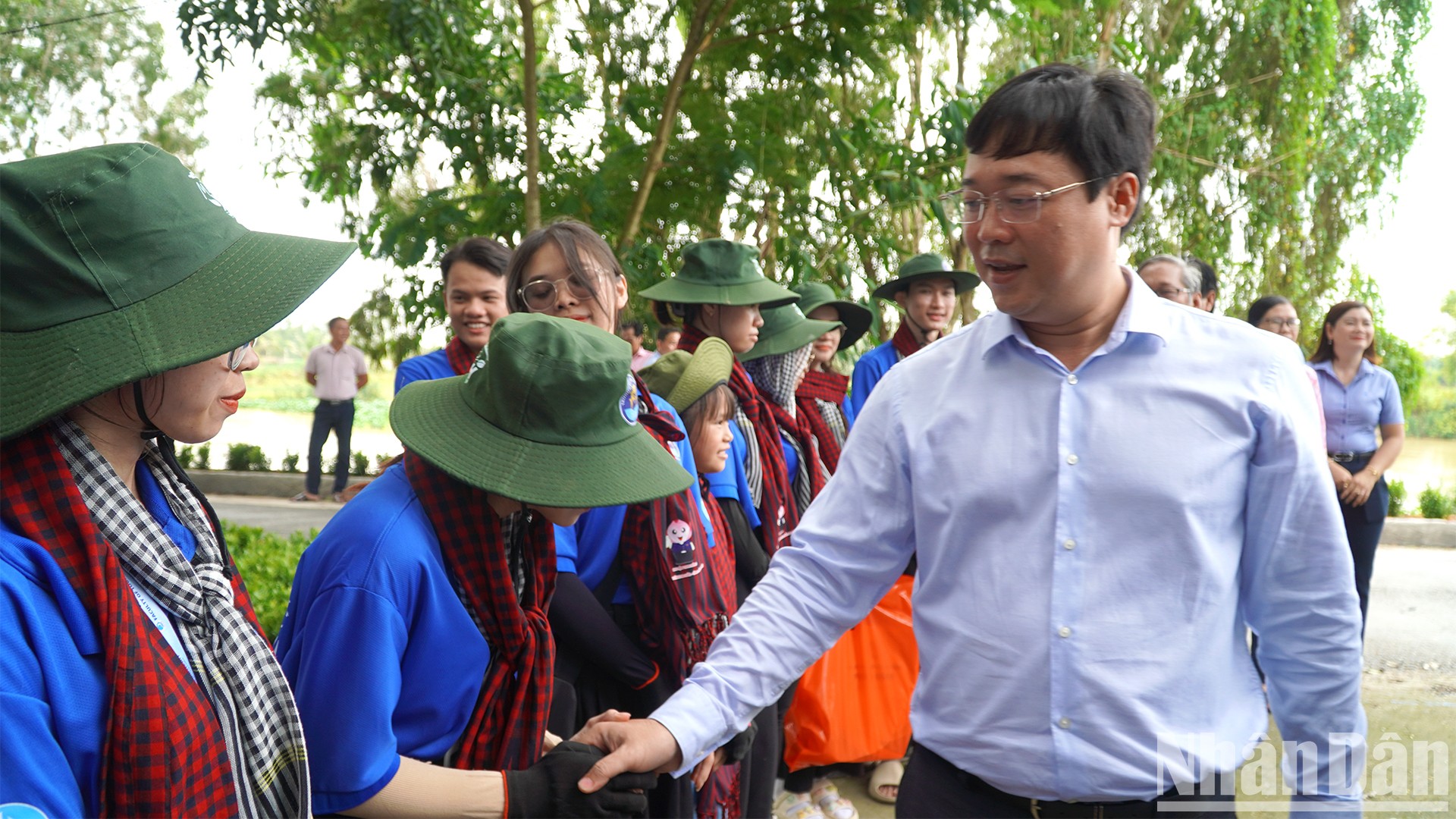 Bí thư Tỉnh ủy Đồng Tháp Lê Quốc Phong tặng khăn rằn, động viên sinh viên tham gia Chiến dịch tình nguyện Mùa hè xanh năm 2024. (Ảnh: HỮU NGHĨA)