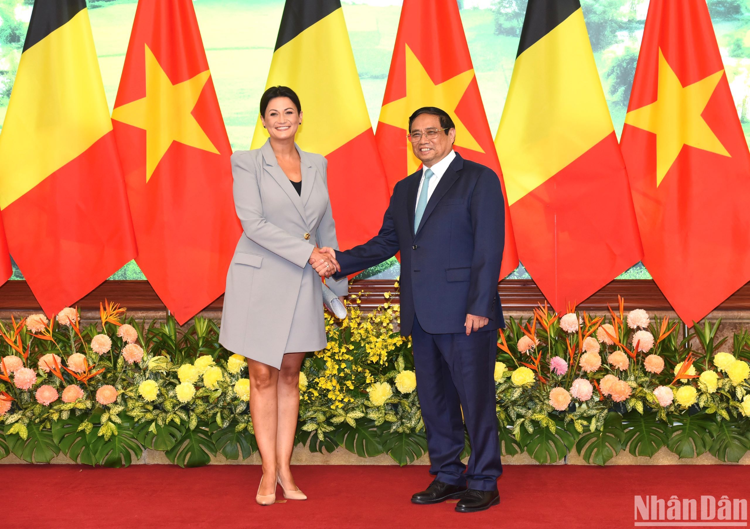 Thủ tướng Phạm Minh Chính và Chủ tịch Thượng viện Vương quốc Bỉ Stéphanie D'Hose chụp ảnh chung trước khi vào cuộc hội kiến.