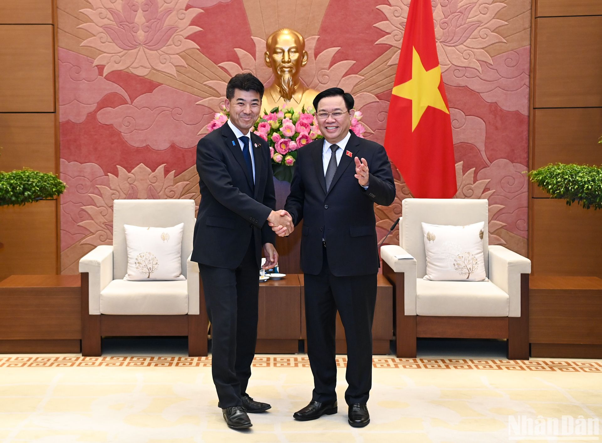 Chủ tịch Quốc hội Vương Đình Huệ chào mừng Chủ tịch Đảng Dân chủ lập hiến Nhật Bản Izumi Kenta thăm Việt Nam. 