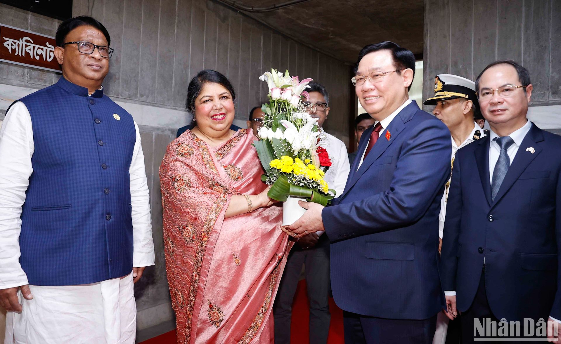 Chủ tịch Quốc hội Bangladesh Shirin Sharmin Chaudhury đón Chủ tịch Quốc hội Vương Đình Huệ.