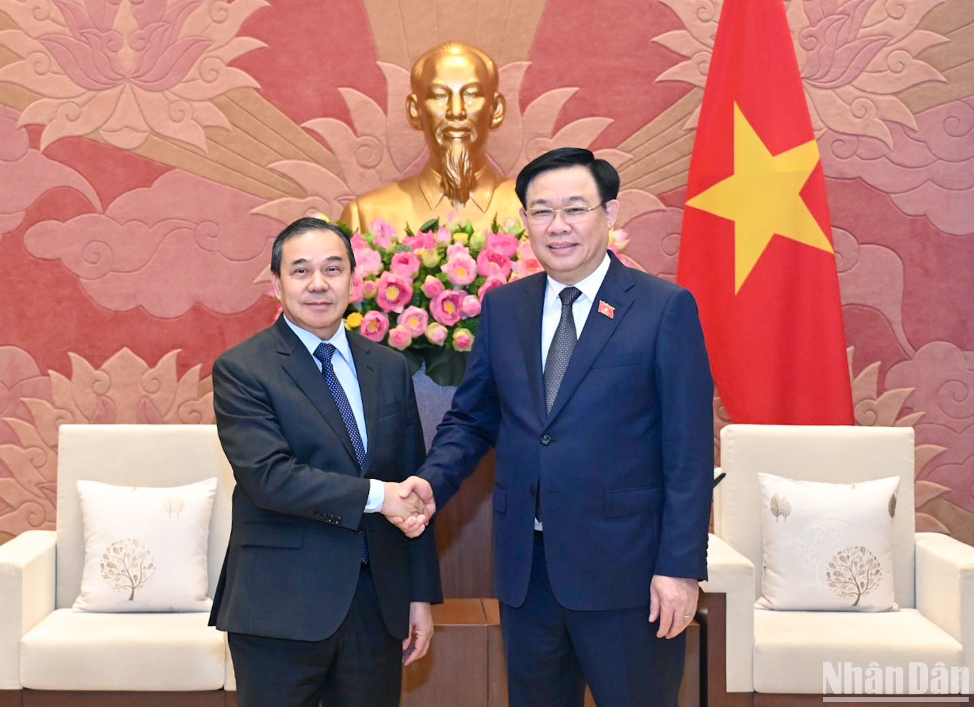 Chủ tịch Quốc hội Vương Đình Huệ và Đại sứ Lào Sengphet Houngboungnuang.