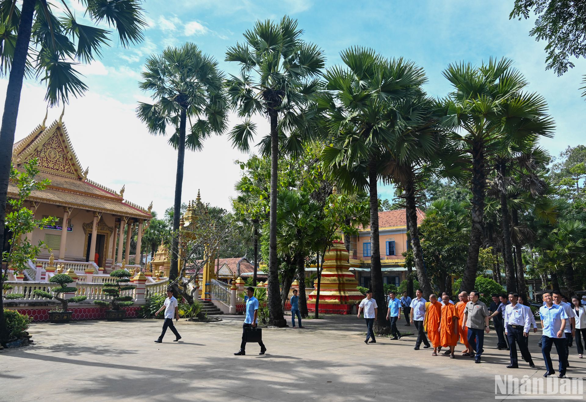 Chủ tịch Quốc hội Vương Đình Huệ và đoàn công tác thăm, chúc mừng Lễ Sene Dolta của đồng bào dân tộc Khmer năm 2023 tại tỉnh Sóc Trăng.
