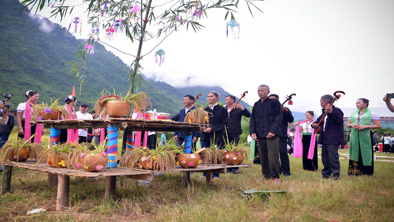Lễ hội Kin lẩu khẩu mẩu được tổ chức tại cánh đồng Tùng So, thuộc xã Mường So, huyện Phong Thổ.