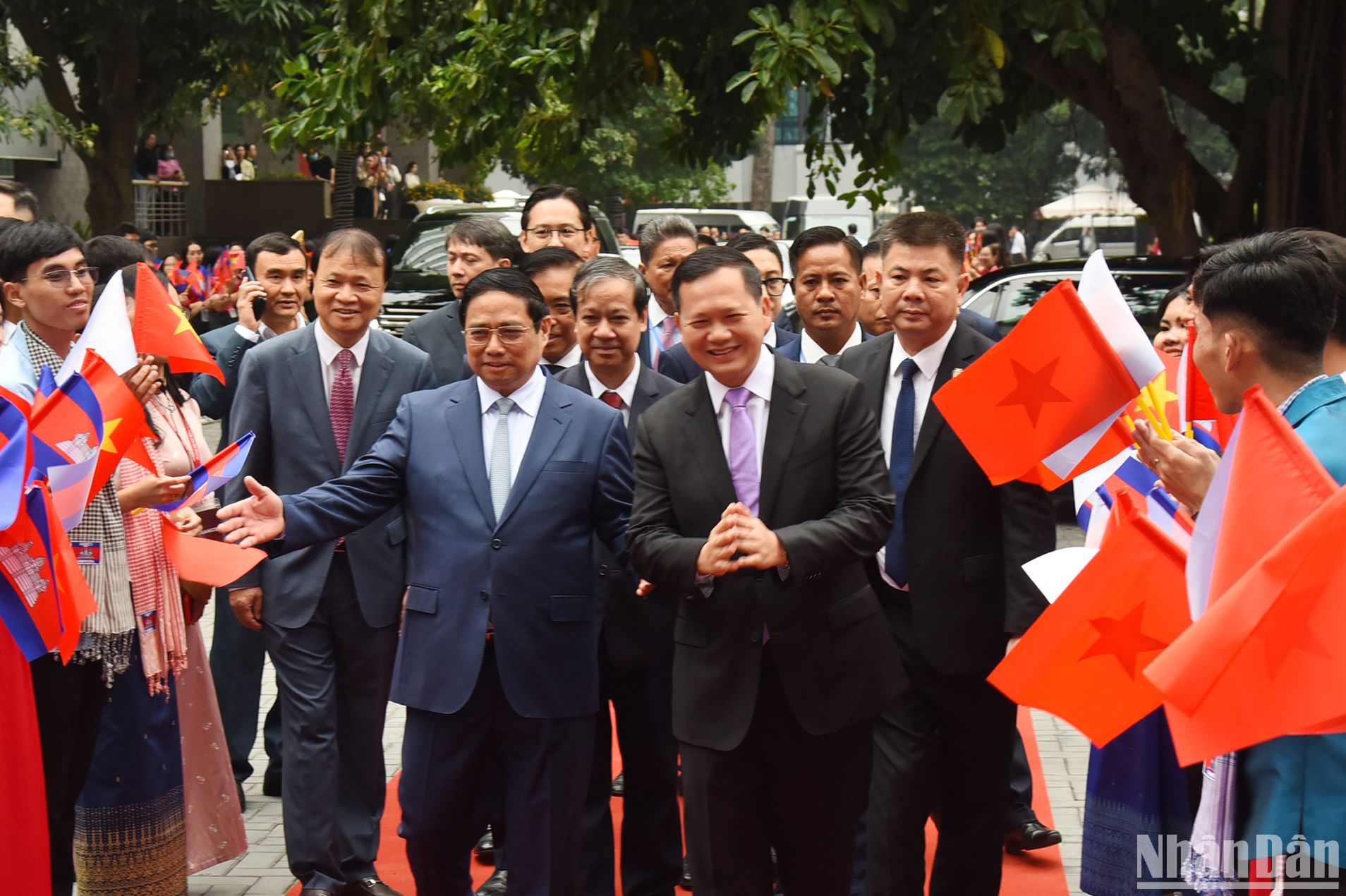 Sinh viên Trường Đại học Ngoại thương chào đón Thủ tướng Chính phủ Phạm Minh Chính và Thủ tướng Campuchia Samdech Moha Bovor Thipadei Hun Manet đến thăm.