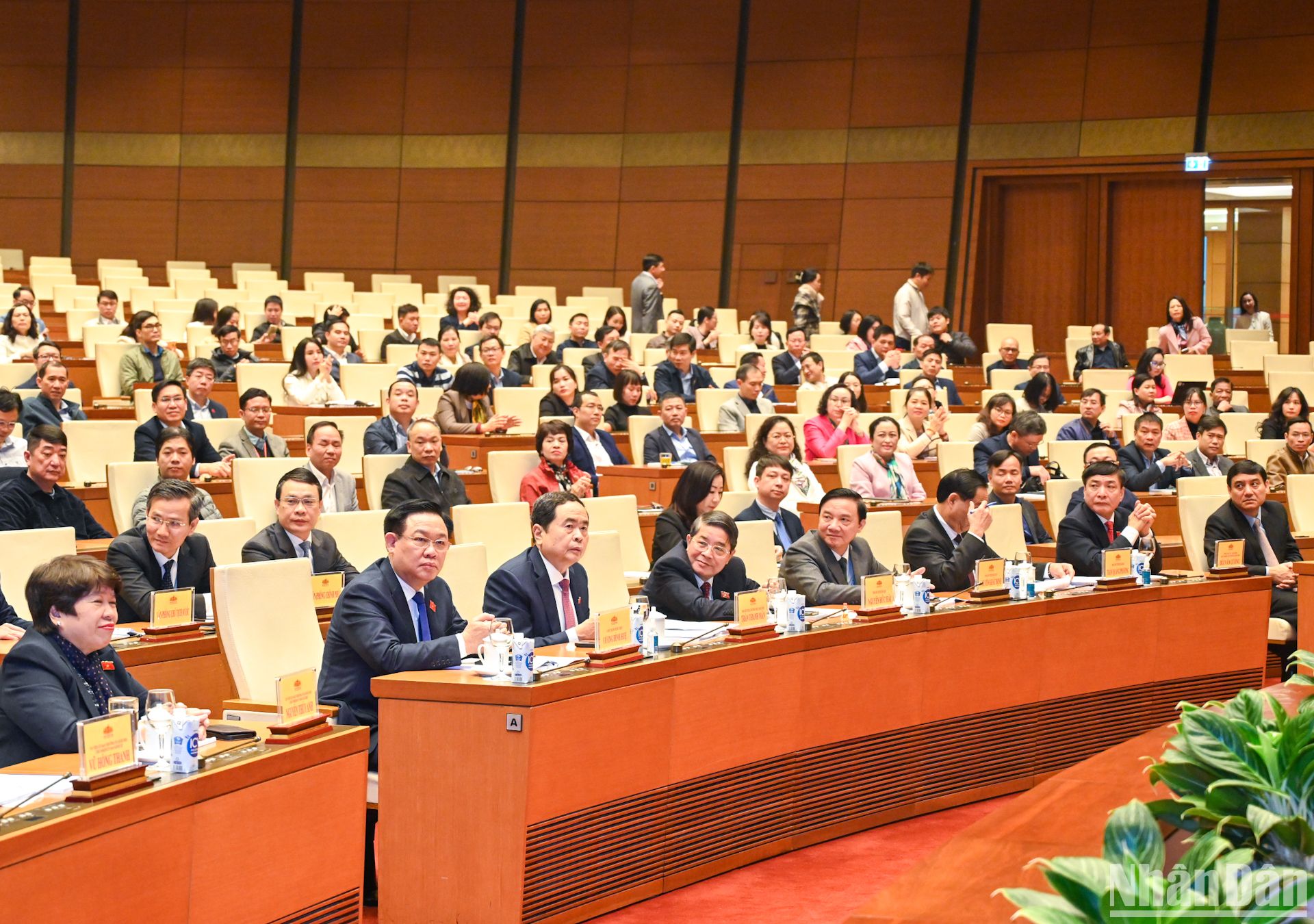 Chủ tịch Quốc hội Vương Đình Huệ cùng các Phó Chủ tịch Quốc hội và các đại biểu dự hội nghị.