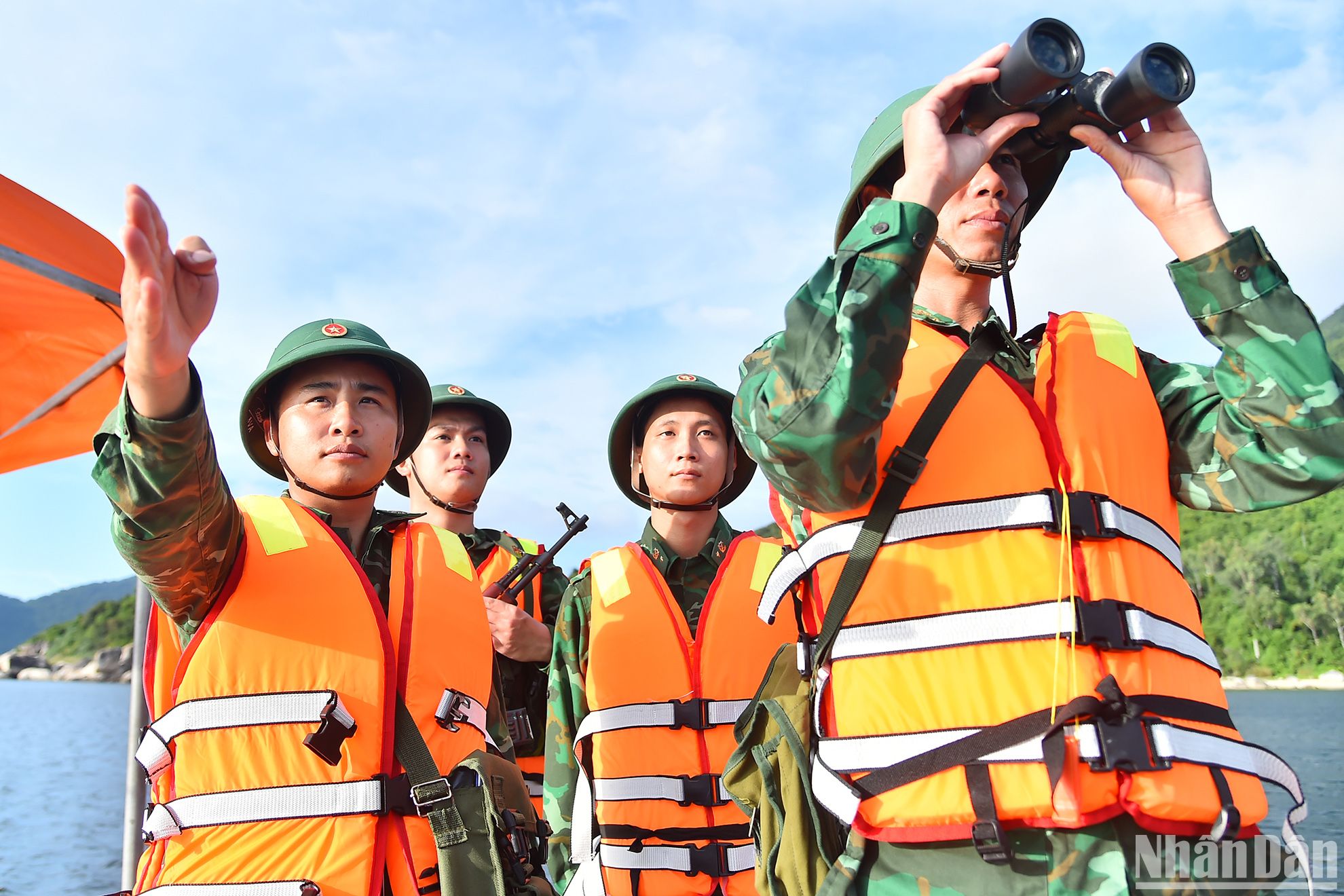 Đảo Cù Lao Chàm nằm cách bờ biển Cửa Đại, thành phố Hội An gần 20km về phía đông và có tầm chiến lược đặc biệt quan trọng về quốc phòng, an ninh. Nhiều năm qua, Đồn biên phòng Cù Lao Chàm thường xuyên tuần tra, kiểm soát chặt chẽ việc xuất-nhập người và phương tiện ra vào trên địa bàn. Đẩy mạnh công tác tuyên truyền cho ngư dân nâng cao nhận thức không vi phạm các quy định về chống khai thác hải sản bất hợp pháp, không báo cáo và không theo quy định (IUU).