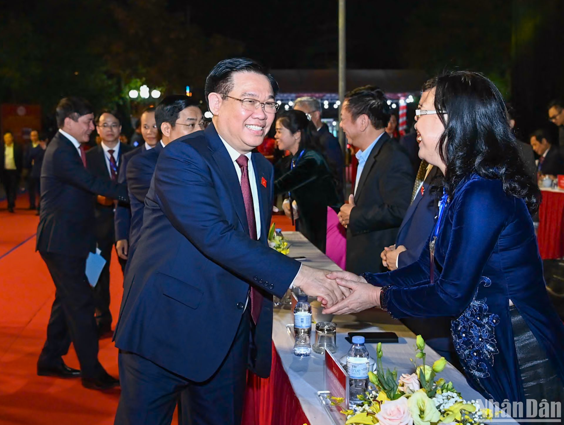 Chủ tịch Quốc hội Vương Đình Huệ với các đại biểu dự lễ công bố.
