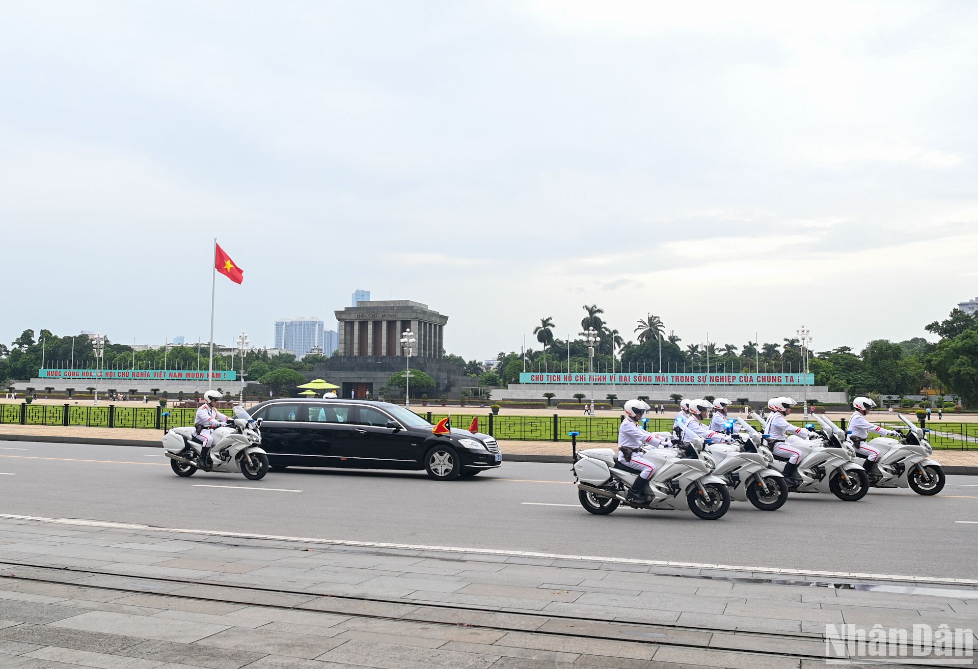 Đoàn xe chở Tổng thống Timor-Leste Jose Ramos-Horta trên đường Độc Lập đến Nhà Quốc hội.