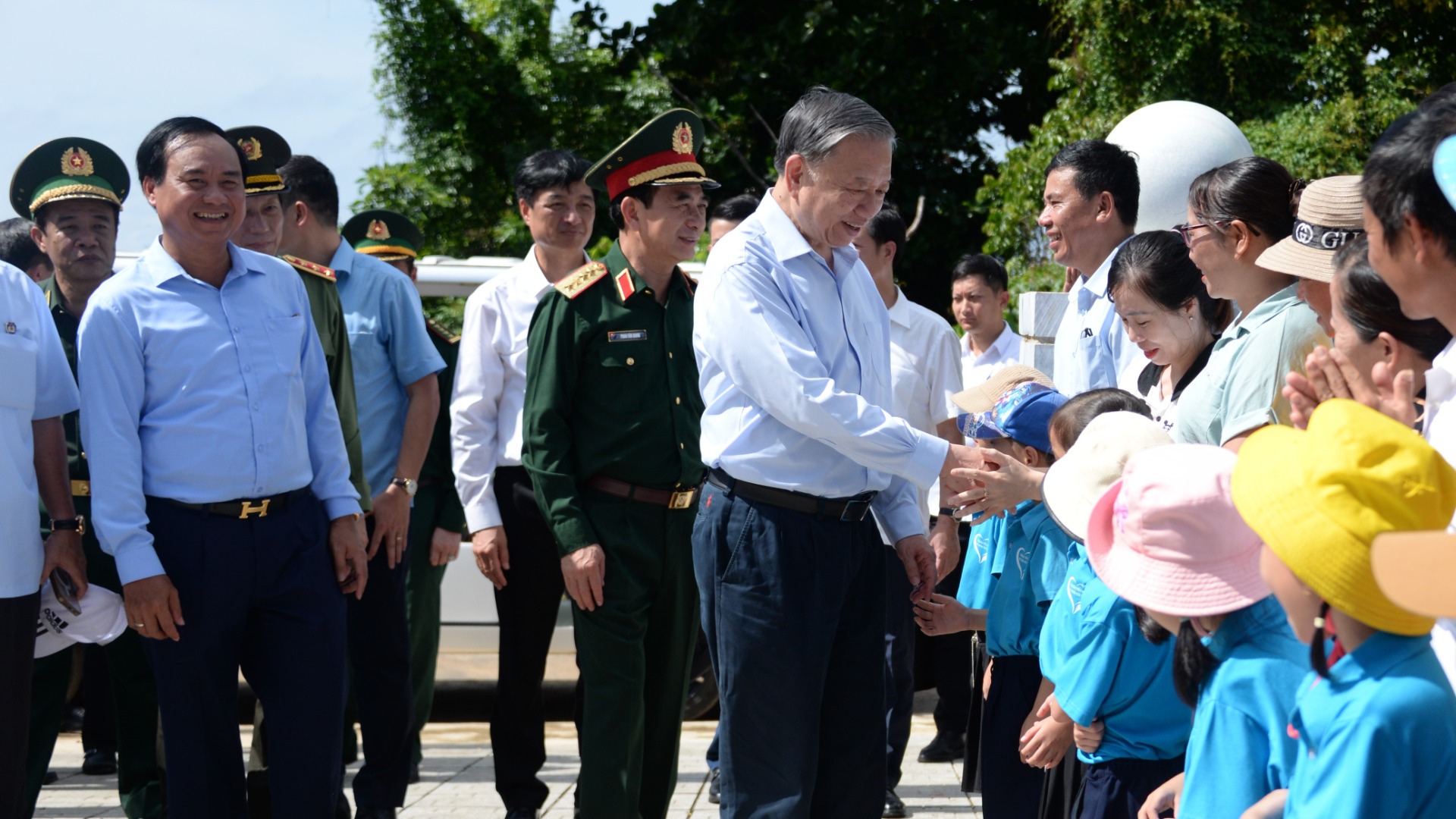 Tổng Bí thư, Chủ tịch nước Tô Lâm với người dân huyện đảo Cồn Cỏ.