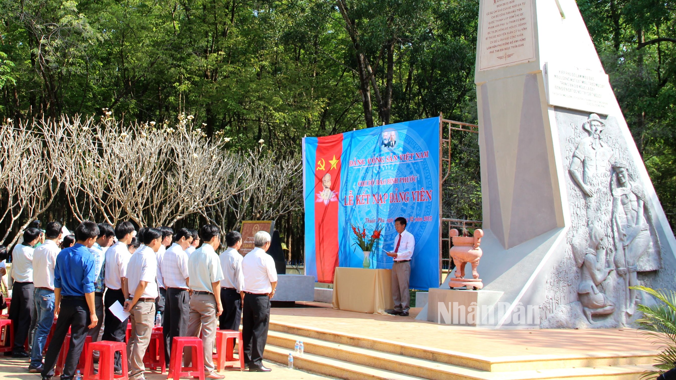 Tượng đài Phú Riềng Đỏ, nơi giáo dục truyền thống yêu nước cho thế hệ trẻ.