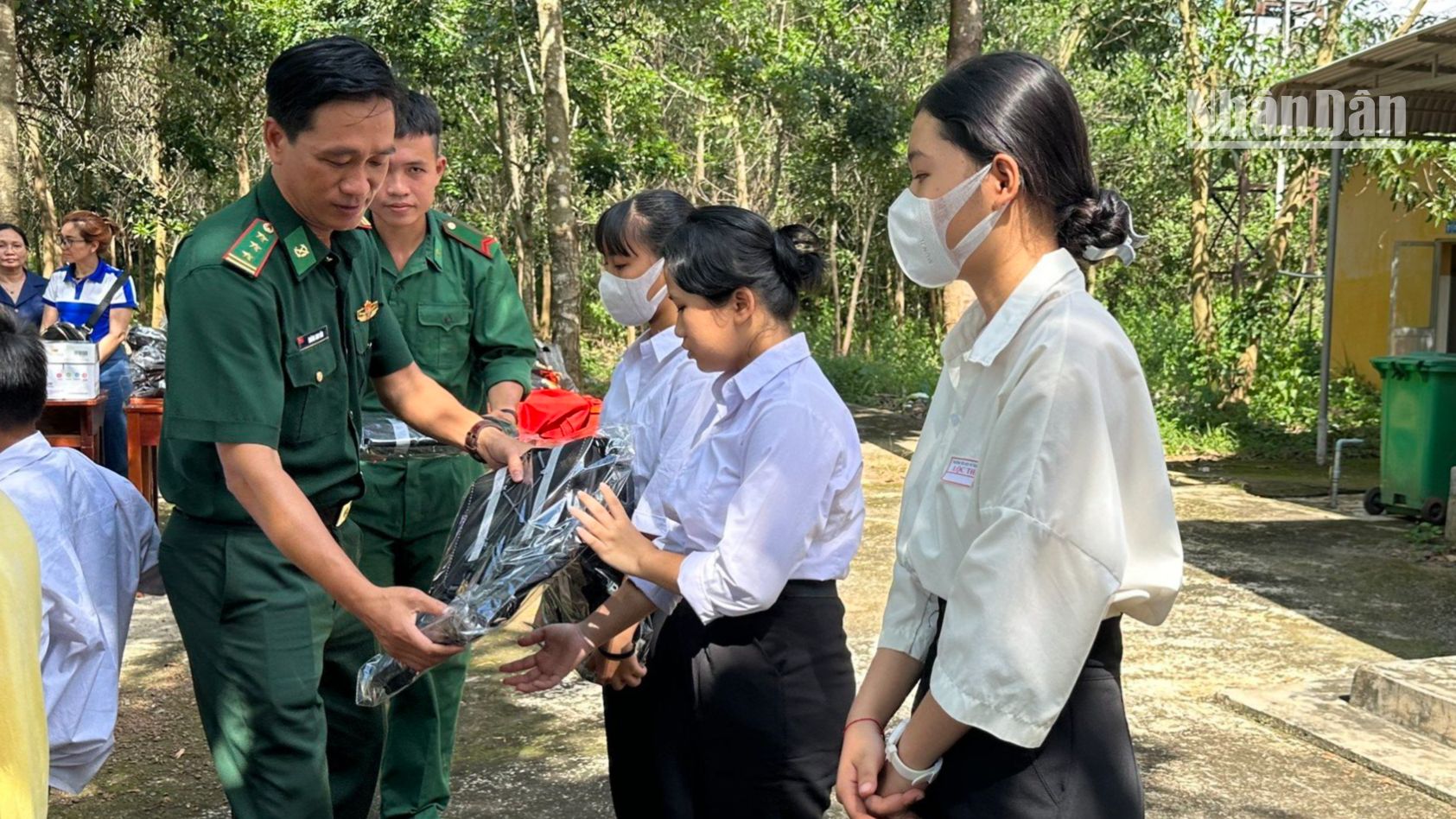 Bộ đội Biên phòng tỉnh Bình Phước “tiếp sức” cho học sinh là con em người đồng bào dân tộc thiểu số đến trường