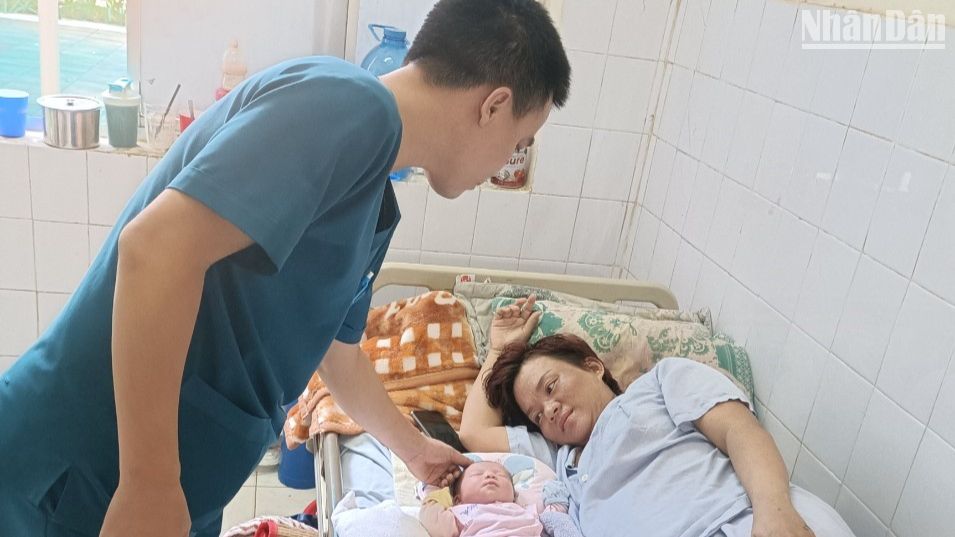 Bác sĩ Khoa Sản, Bệnh viện đa khoa tỉnh Bình Phước thăm khám bệnh nhân Nguyễn Thị Bích vừa được phẫu thuật "mẹ tròn con vuông".