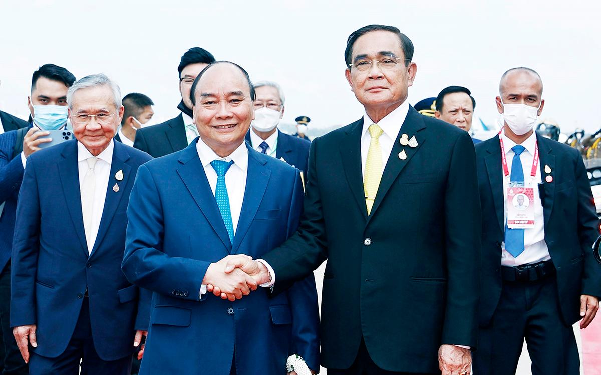 Thủ tướng Thái Lan Prayut Chan-o-cha đón Chủ tịch nước Nguyễn Xuân Phúc tại Sân bay Không quân Hoàng gia Thái Lan. (Ảnh TTXVN)