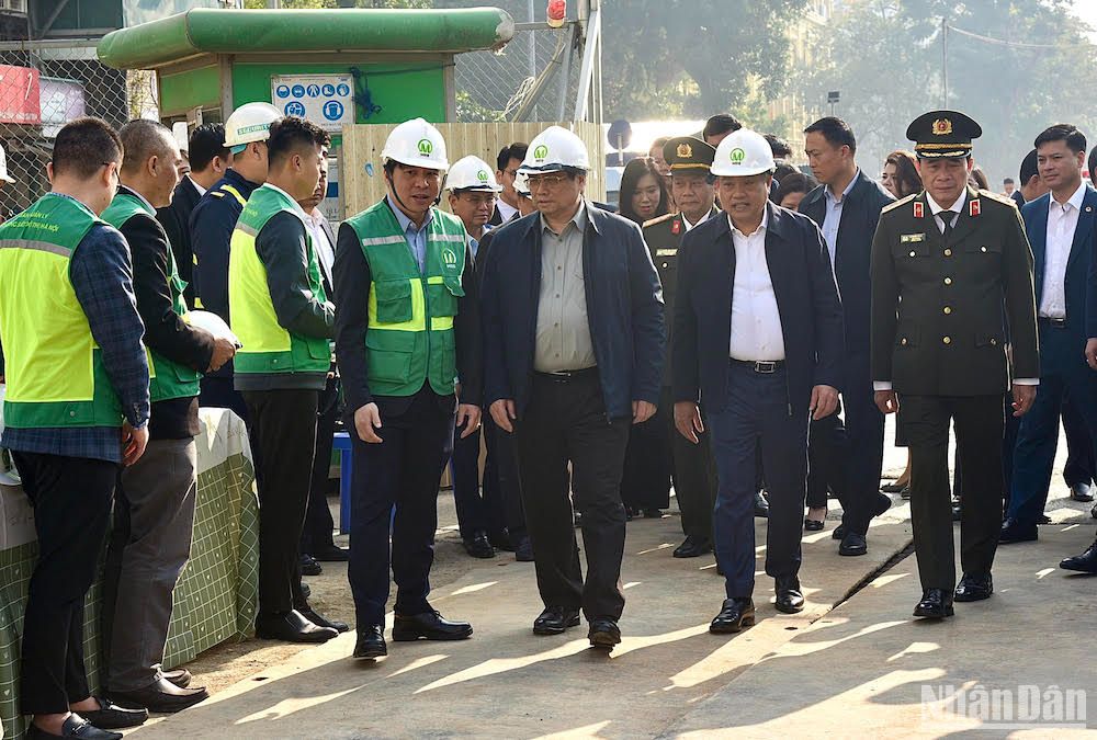 Thủ tướng Phạm Minh Chính thị sát công trường xây dựng Ga S12 thuộc Dự án xây dựng tuyến đường sắt đô thị Nhổn - Ga Hà Nội.