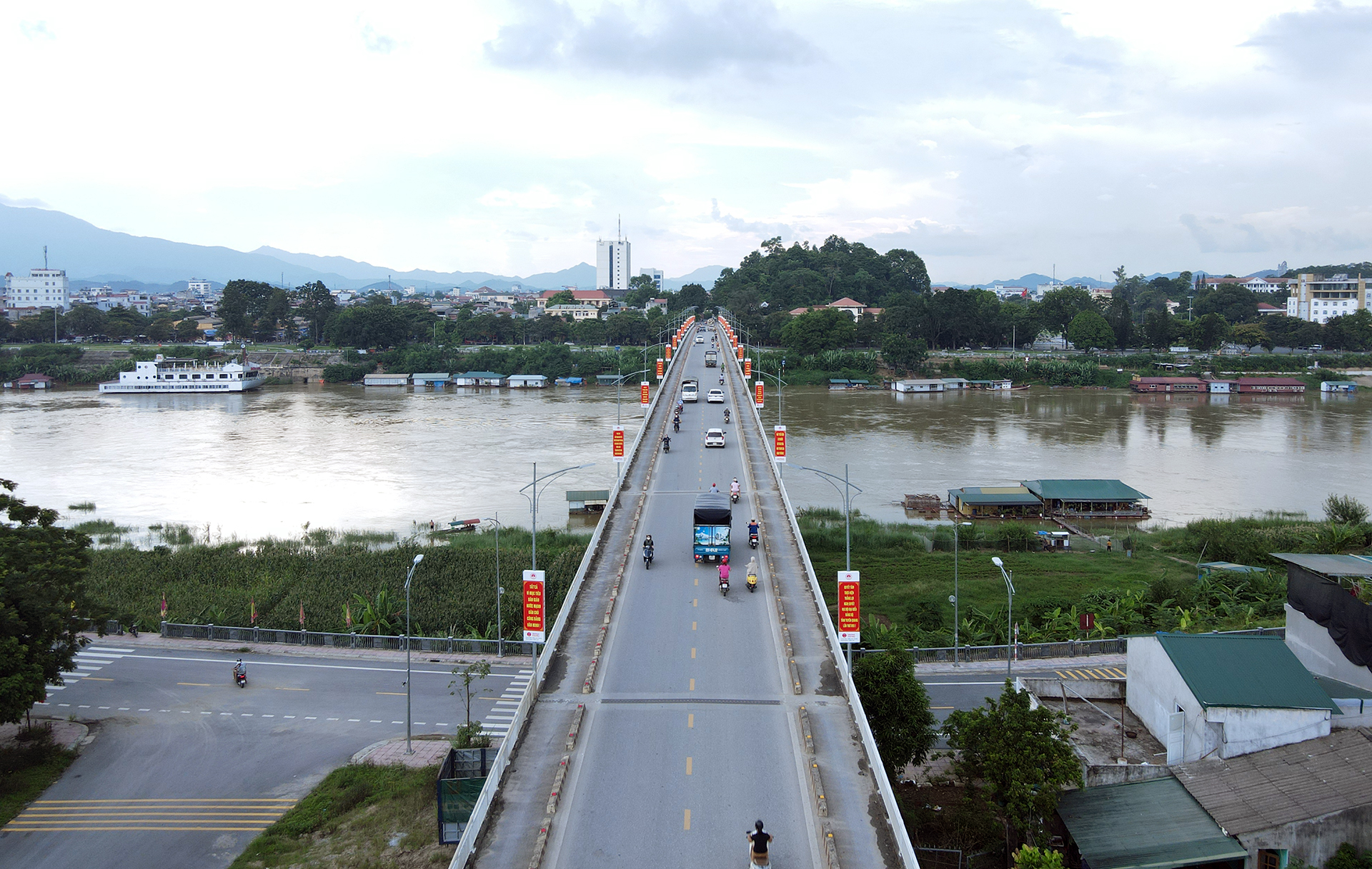 Cầu Nông Tiến bắc qua sông Lô, nối Quốc lộ 37 với tỉnh Thái Nguyên.