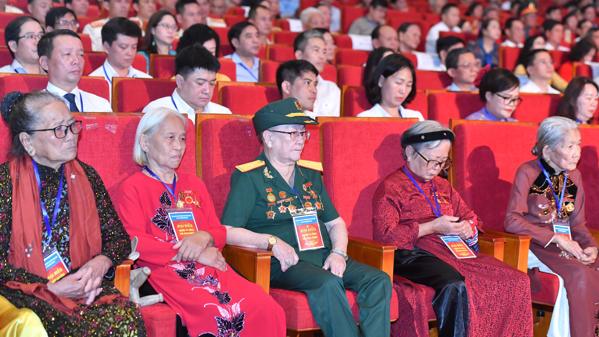 Các Bà mẹ Việt Nam Anh hùng, Anh hùng Lực lượng vũ trang nhân dân dự Hội nghị biểu dương người có công tiêu biểu toàn quốc năm 2023. (Ảnh: Đăng Khoa)