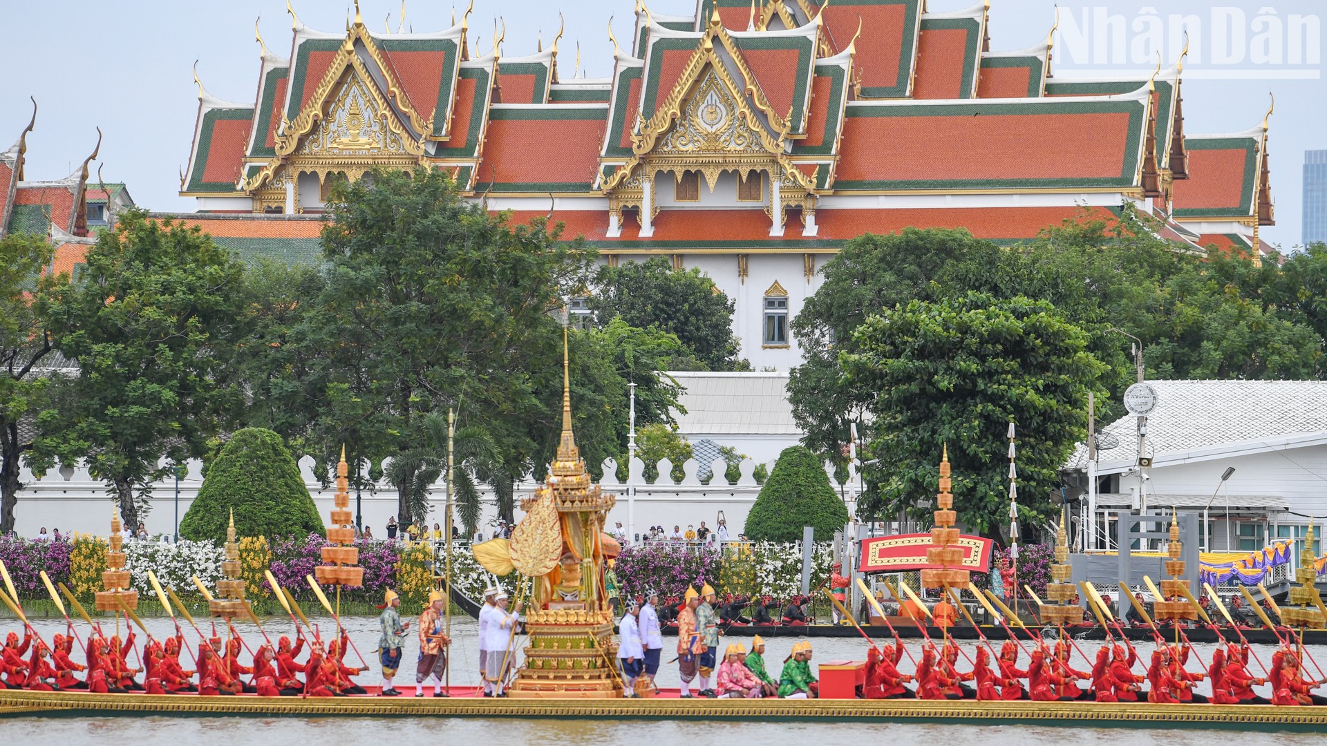 [Ảnh] Ngoạn mục lễ rước thuyền Hoàng gia trên sông Chao Phraya ở Bangkok