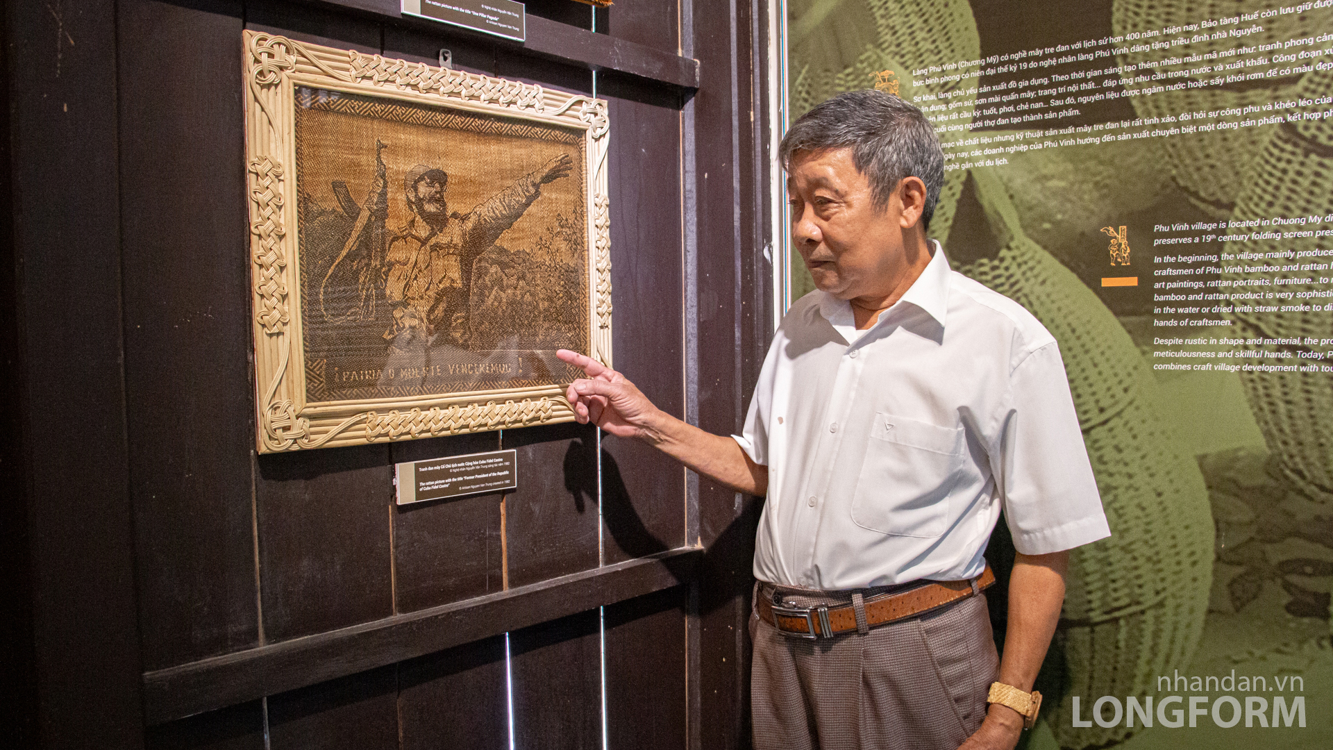 Nghệ nhân Nguyễn Văn Trung bên bức tranh Lãnh tụ Fidel Castro do ông đan sau ngày trở về Việt Nam.