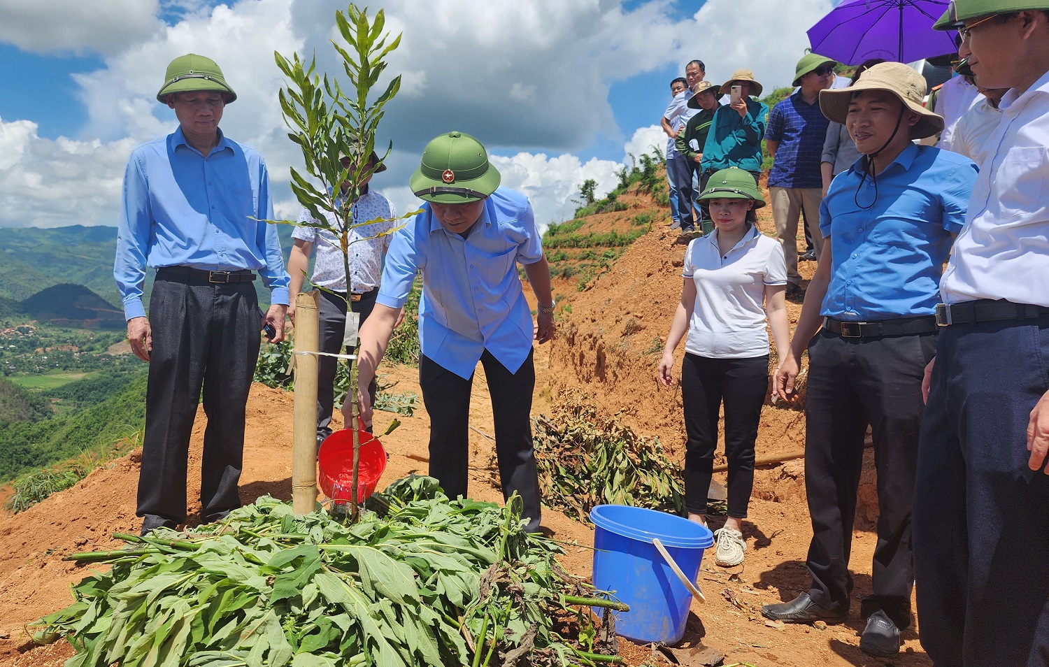 Đồng chí Lê Thành Đô, Chủ tịch Ủy ban nhân dân tỉnh Điện Biên động viên nhân dân huyện Điện Biên Đông tích cực tham gia các dự án trồng mắc-ca, xóa đói giảm nghèo.