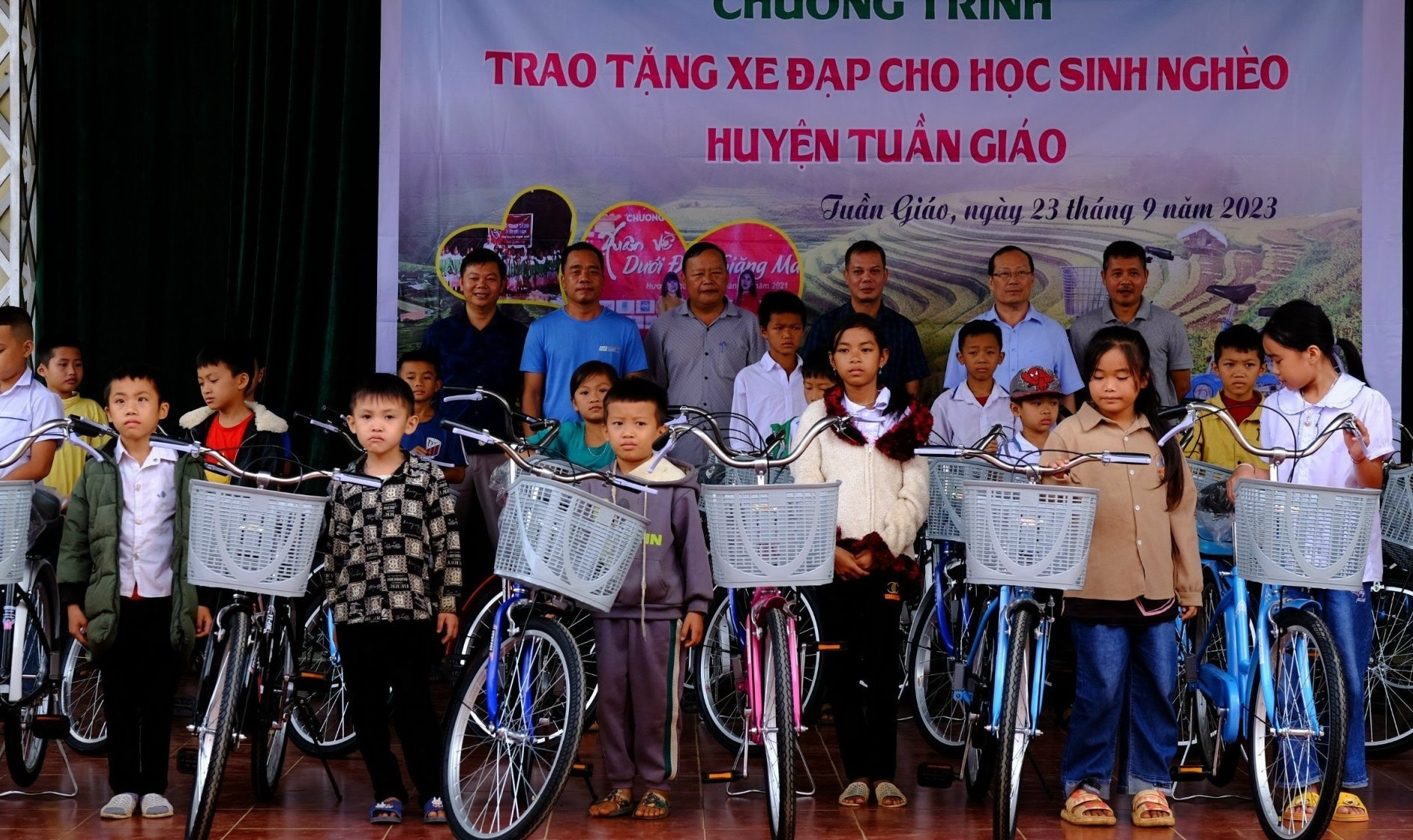 Qua sự kết nối của Báo Giáo dục và Thời đại, hàng trăm học sinh ở xã Pú Nhung, huyện Tuần Giáo, tỉnh Điện Biên đã được nhận những phần quà ý nghĩa trong đầu năm học 2023-2024.