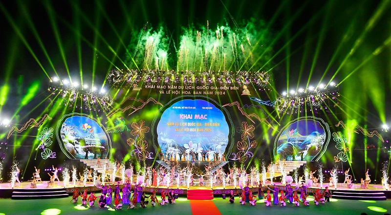 Sân khấu chương trình Lễ khai mạc Năm Du lịch Quốc gia-Điện Biên được chuẩn bị công phu, hiện đại.