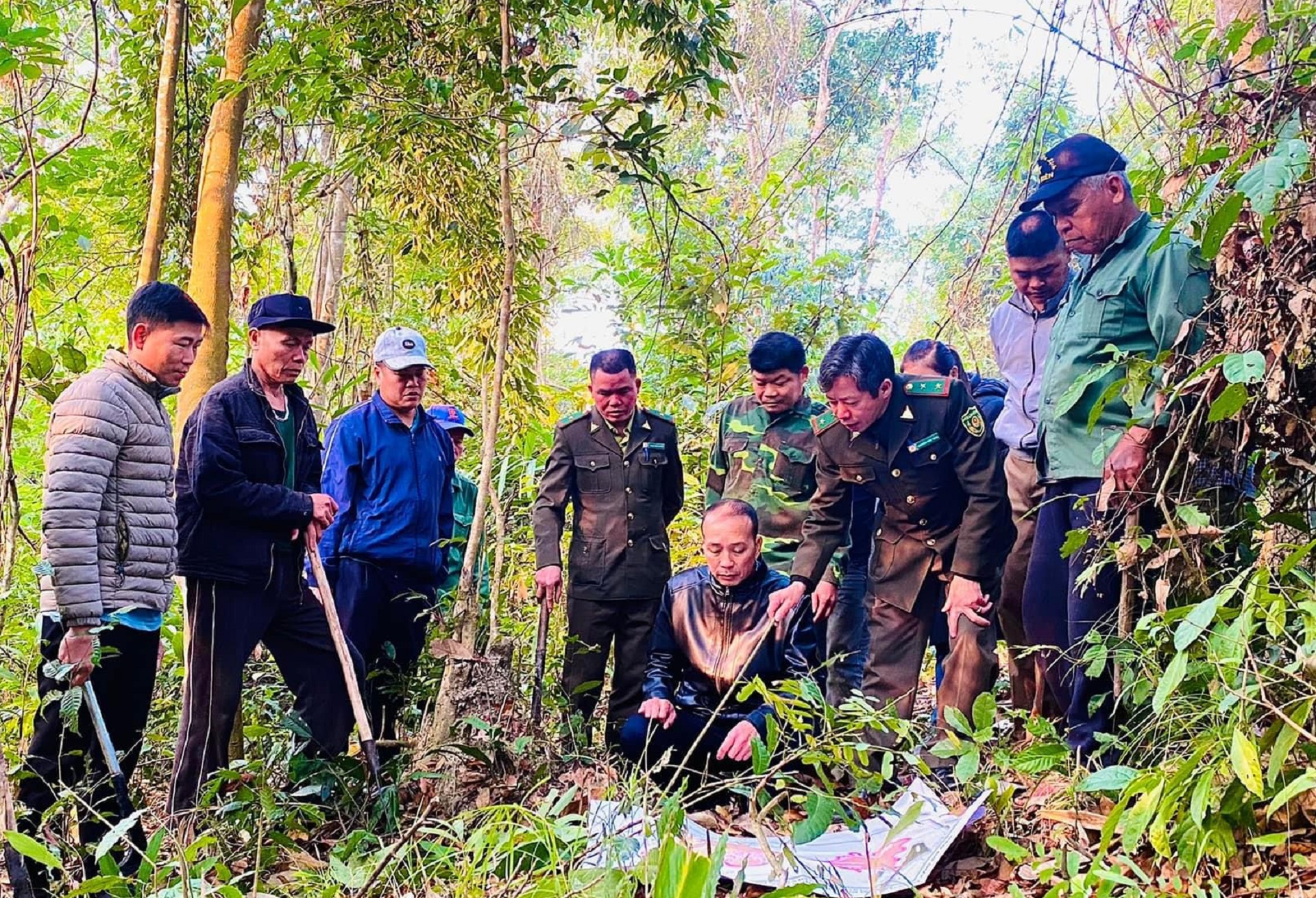 Lực lượng chức năng tỉnh Điện Biên cùng chính quyền địa phương thông tin đến người dân ranh giới rừng thuộc diện bảo vệ hưởng tiền dịch vụ môi trường rừng.