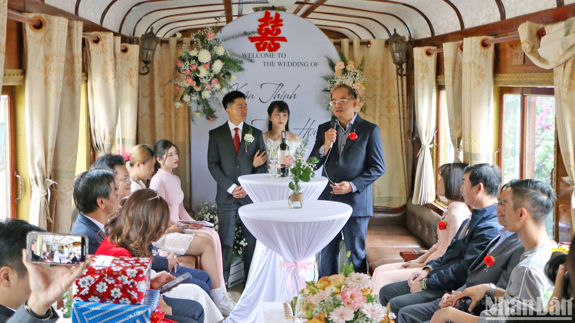 Thực hiện nghi thức lễ cưới trên đoàn tàu hỏa đang lăn bánh theo hành trình ga Đà Lạt-Trại Mát. 