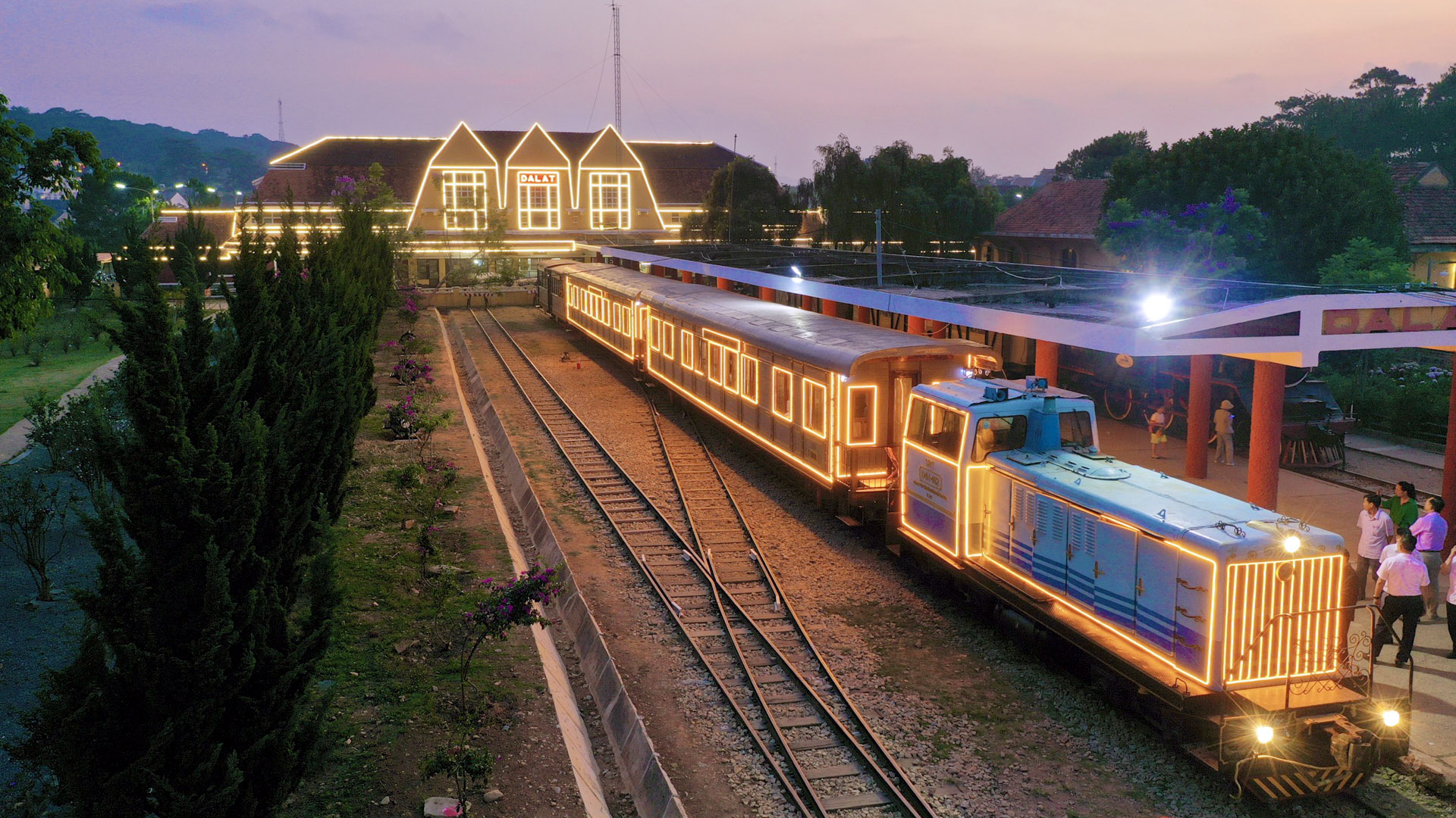 "Hành trình đêm Đà Lạt" bằng xe lửa cổ mang đến trải nghiệm thú vị cho du khách.