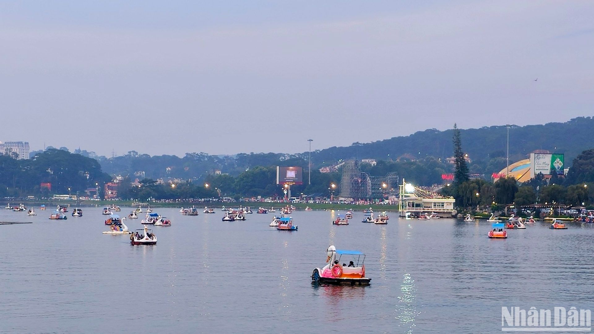 Trên hồ Xuân Hương, thành phố Đà Lạt dịp Lễ 30/4 và 1/5.