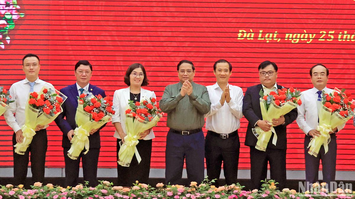 Thủ tướng Phạm Minh Chính và Quyền Bí thư Tỉnh ủy Lâm Đồng Nguyễn Thái Học tặng hoa các nhà tài trợ ủng hộ chương trình “xóa nhà tạm, nhà dột nát" tại Lâm Đồng.