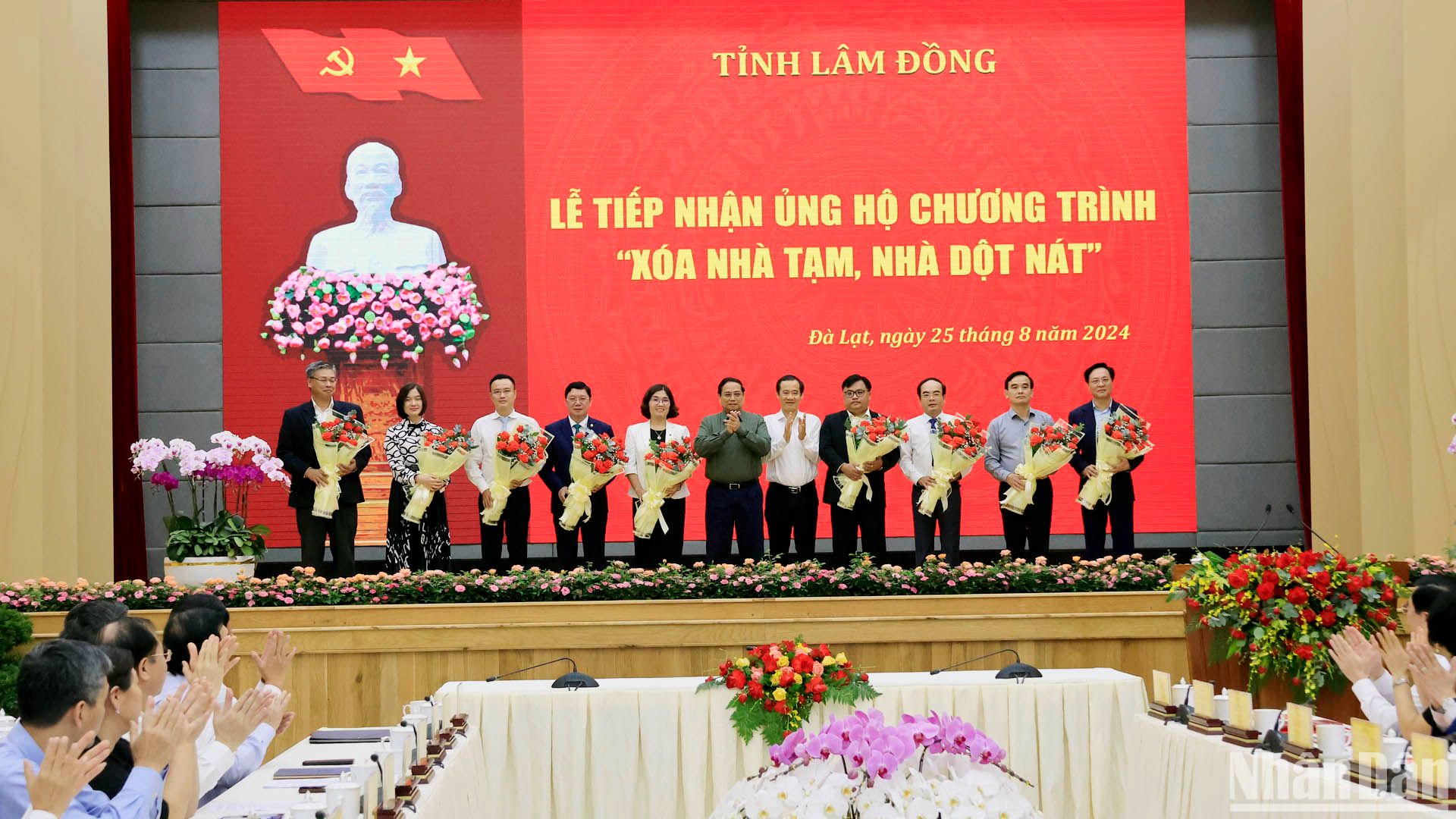 Thủ tướng Phạm Minh Chính và Quyền Bí thư Tỉnh ủy Lâm Đồng Nguyễn Thái Học tặng hoa các nhà tài trợ Chương trình "xóa nhà tạm, nhà dột nát" trên địa bàn tỉnh Lâm Đồng.