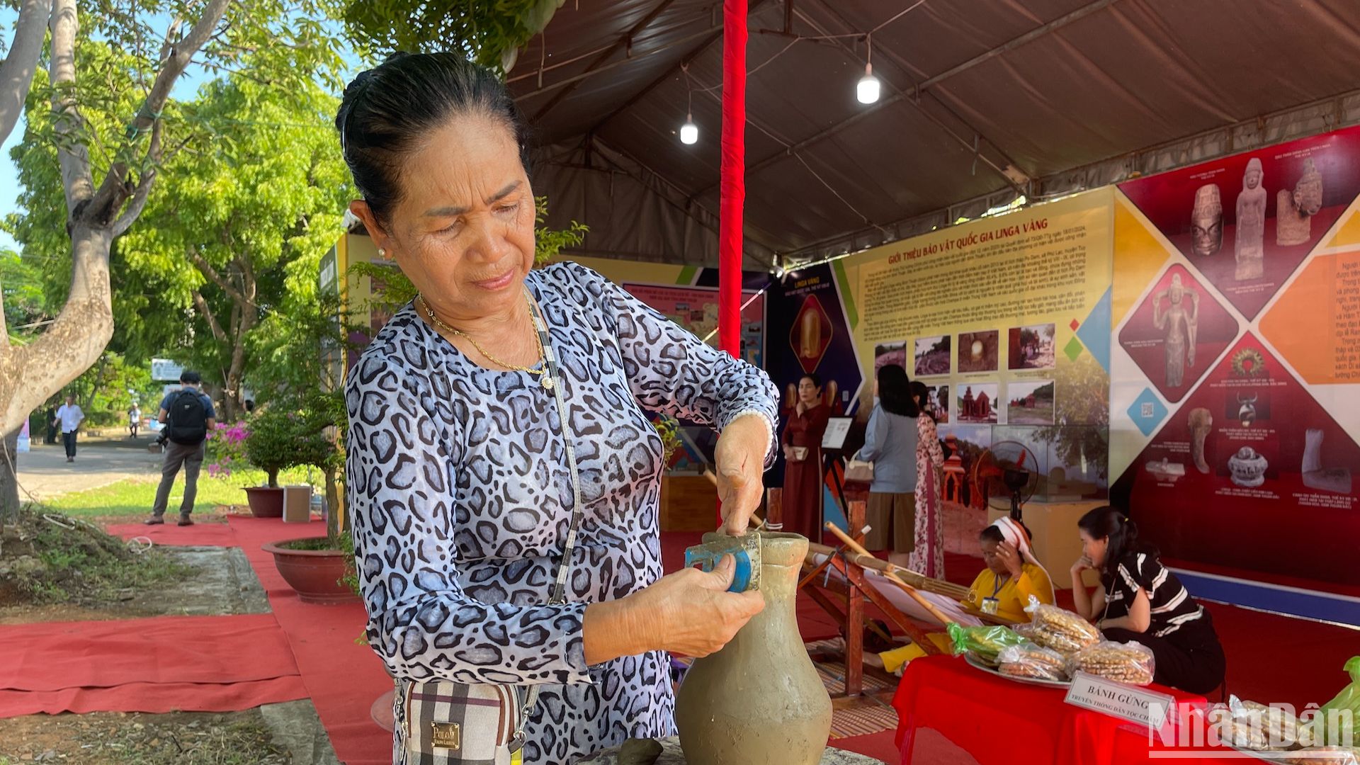 Nghề làm gốm truyền thống của người Chăm chủ yếu là nghệ nhân lớn tuổi, không còn thu hút người trẻ do thu nhập bấp bênh