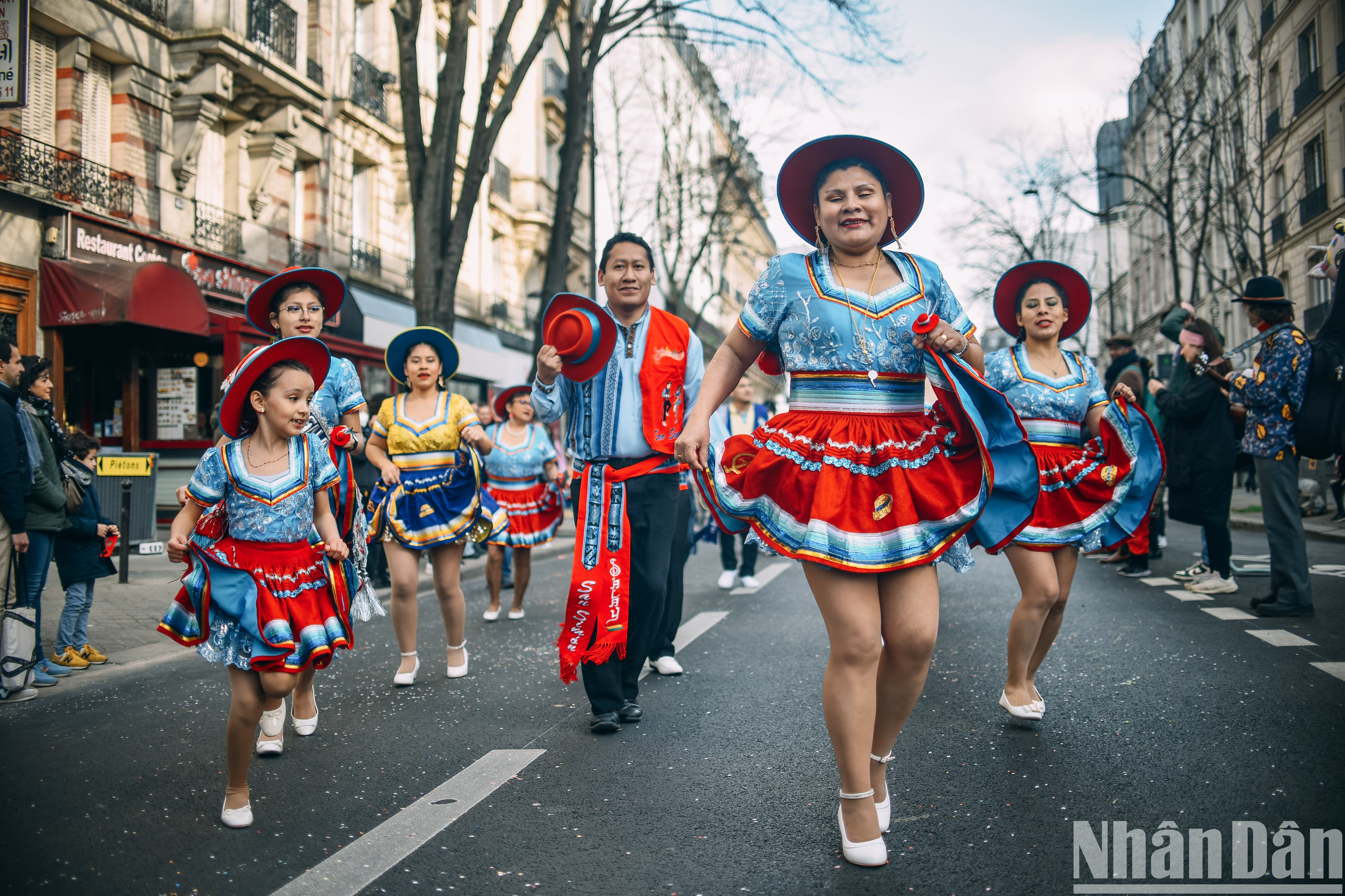 Lễ hội Carnaval Paris 2023 quy tụ hàng trăm vũ công, nghệ sĩ từ nhiều quốc gia tới tham dự.