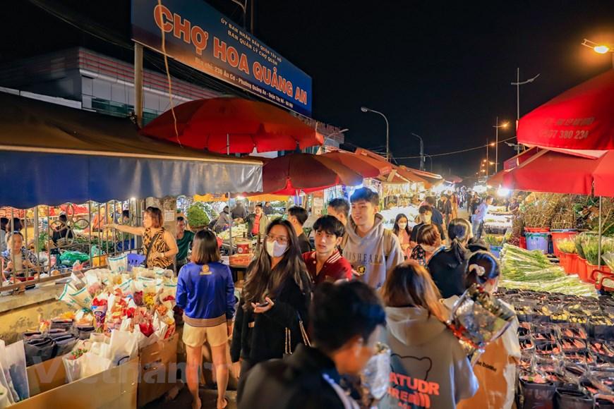 Chợ hoa Quảng An là chợ hoa đêm duy nhất ở Hà Nội. Khách tới chợ không chỉ có những người mua buôn mà còn có rất đông các bạn trẻ và du khách nước ngoài.