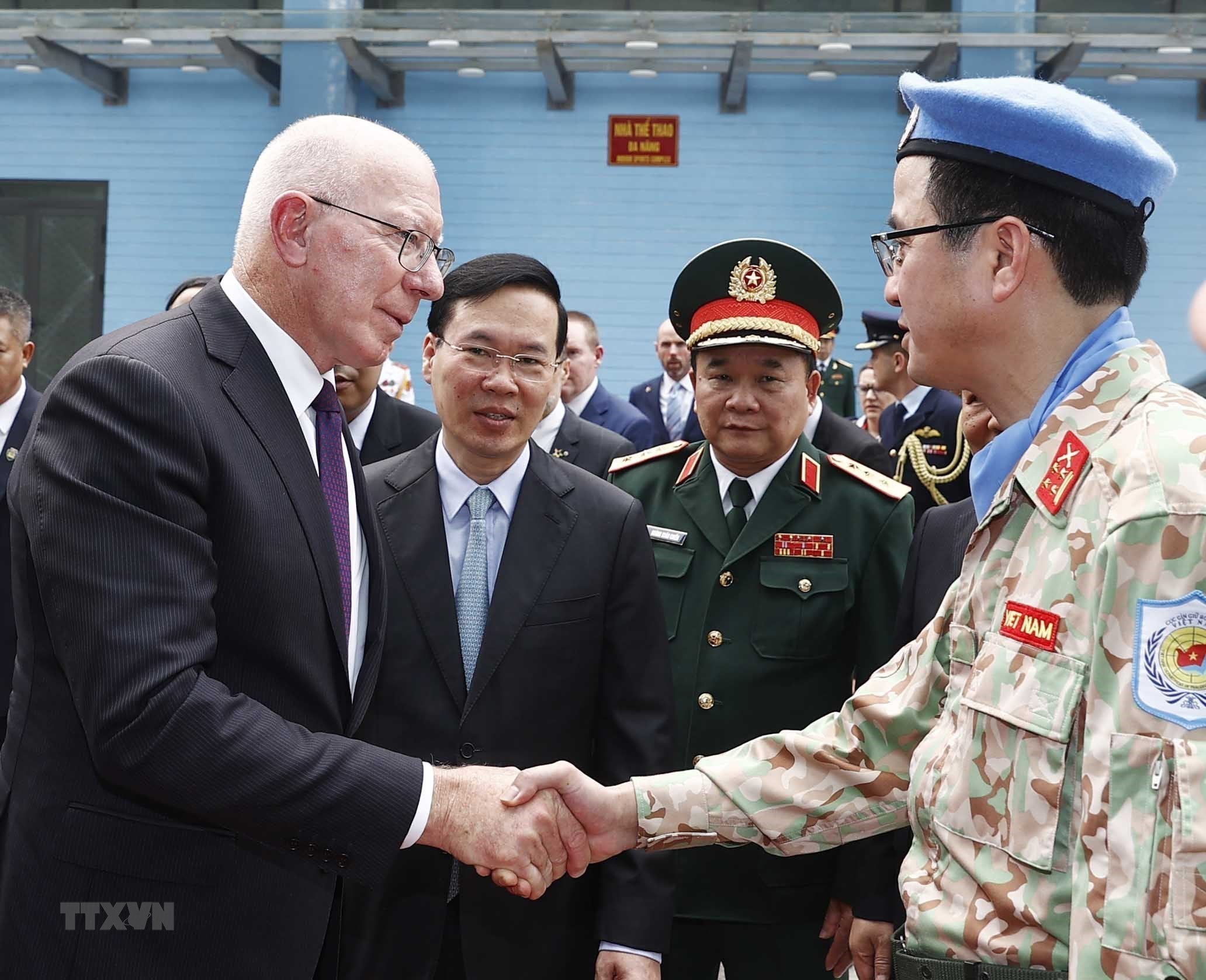 Chủ tịch nước Võ Văn Thưởng và Toàn quyền Australia David Hurley gặp gỡ các sĩ quan của Cục Gìn giữ hòa bình Việt Nam. (Ảnh: TTXVN) 