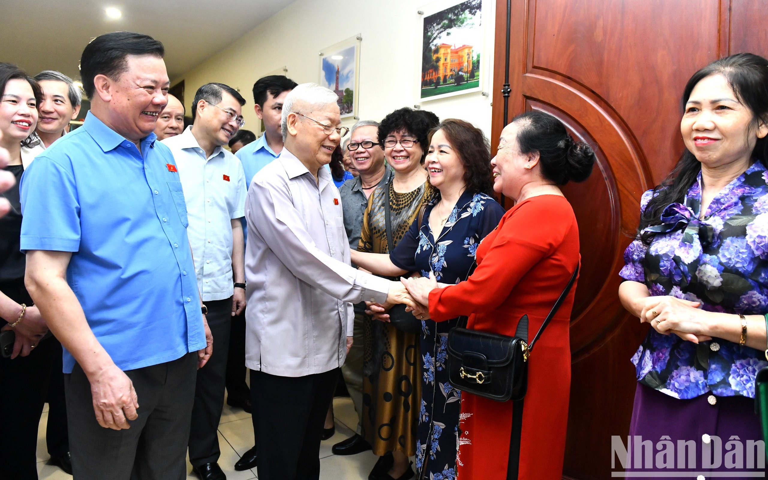 Tổng Bí thư Nguyễn Phú Trọng với đại biểu và cử tri thành phố Hà Nội. 