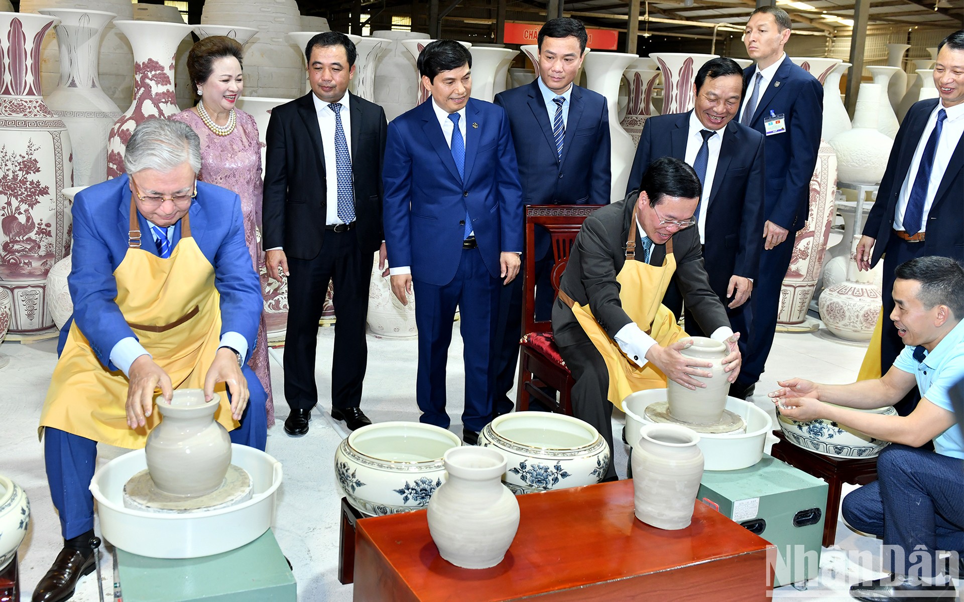 Chủ tịch nước Võ Văn Thưởng và Tổng thống Cộng hòa Kazakhstan Kassym-Jomart Tokayev trải nghiệm làm gốm Chu Đậu. 
