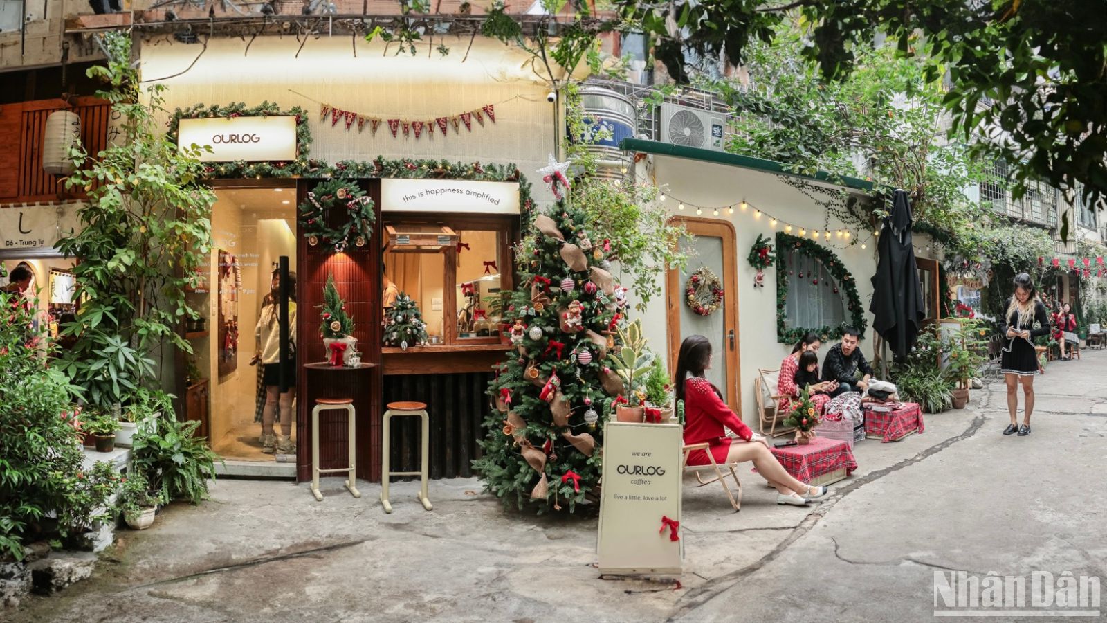 [Ảnh] Nhiều quán cà-phê trở thành điểm hẹn của giới trẻ trong dịp Giáng sinh