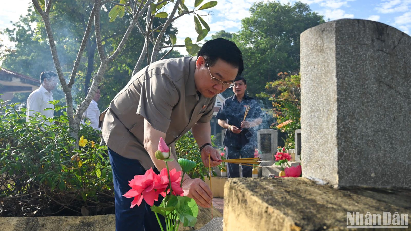 [Ảnh] Chủ tịch Quốc hội Vương Đình Huệ dâng hương tưởng niệm tại Nghĩa trang liệt sĩ Đồi 82 